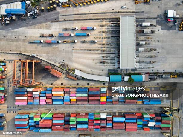 aerial view/ports and sea freight during the covid-19 pandemic and war global economic slowdown - luchtaanval stockfoto's en -beelden