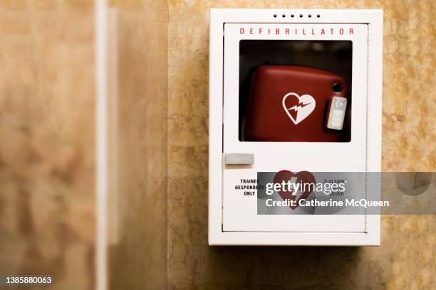 wall-mounted automated external defibrillator “aed” - defibrillation stock pictures, royalty-free photos & images