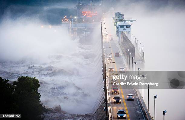 conowingo dam during tropical storm lee - desastres naturales fotografías e imágenes de stock
