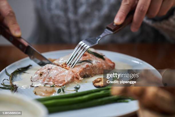 gebackener lachs und sauce - gebackener lachs stock-fotos und bilder