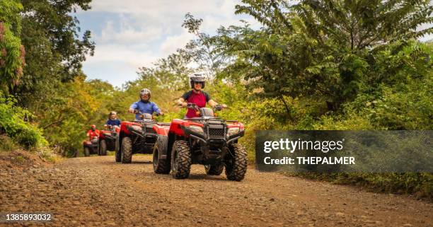 gruppo di turisti ispanici alla guida di una bici 4x4 in costa rica - quad foto e immagini stock