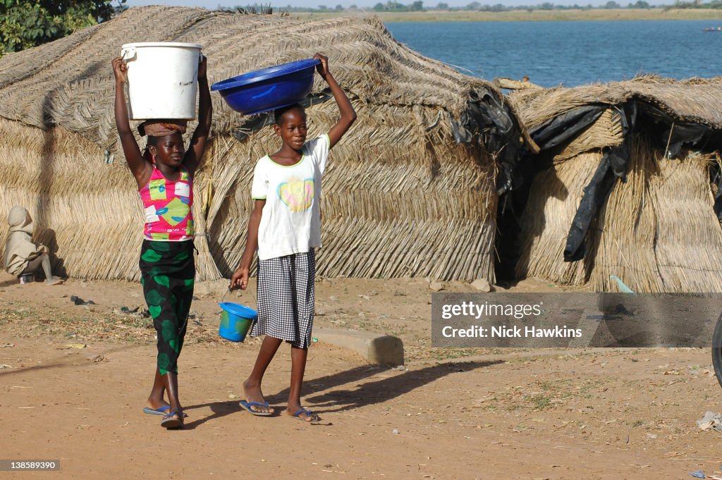 Malian women carry pots to Segou market, Mali