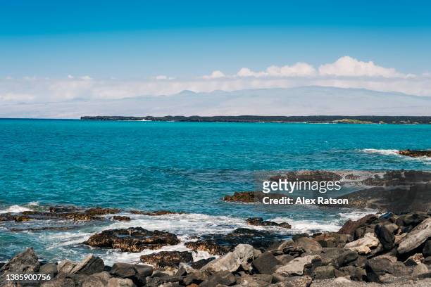 a rugged tropical shoreline on hawaii’s big island - anaehoomalu bay stockfoto's en -beelden