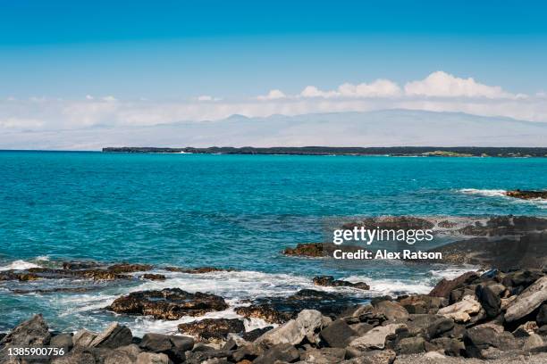 a rugged tropical shoreline on hawaii’s big island - south pacific ocean stock pictures, royalty-free photos & images