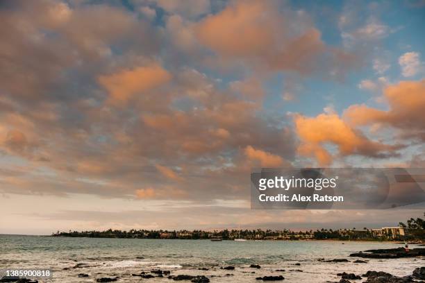 beautiful sunset over a beach near waikoloa on the big island - anaehoomalu bay stockfoto's en -beelden