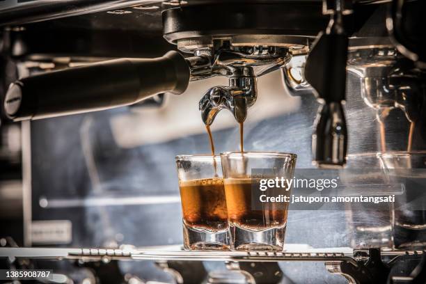 espresso shot from the espresso machine with the mixed lighting of ambient and flash light - americano photos et images de collection