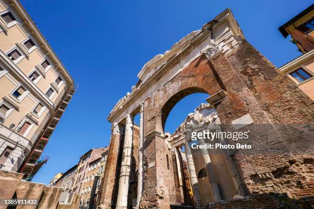 der römische tempel des portico d'ottavia im historischen herzen des jüdischen ghettos von rom - kolonnade stock-fotos und bilder