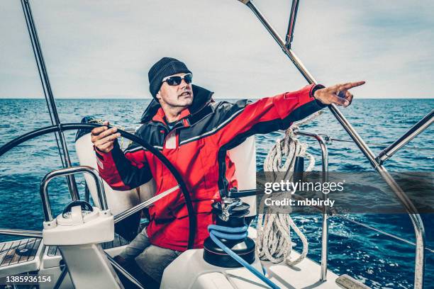 confiant skipper sur voilier - équipage de bateau photos et images de collection