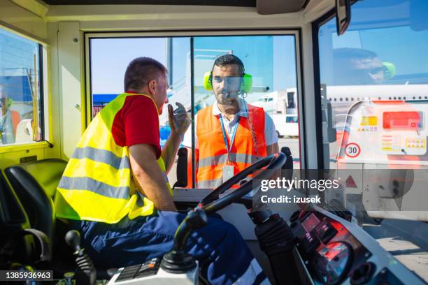 flughafen-bodenservice bei der arbeit - airport ground crew uniform stock-fotos und bilder