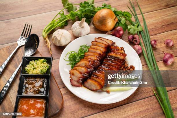 char siu cantonese style barbecued pork - comida china fotografías e imágenes de stock