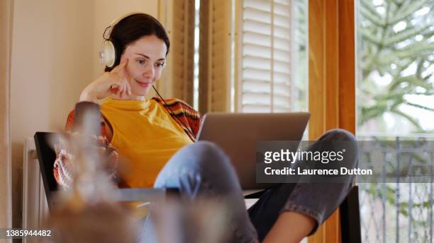 window chair laptop woman b - scriptwriter stockfoto's en -beelden