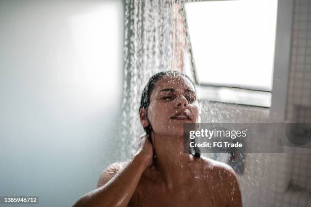 mulher tomando banho em casa - mulher chuveiro - fotografias e filmes do acervo