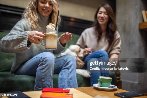 fröhliche junge frau mit eiskaffee - schlagsahne stock-fotos und bilder