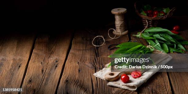 allium ursinum fresh ramson with lots of valuable vitamins against black background - hintergrund grün stock pictures, royalty-free photos & images