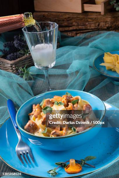 pappardelle with cheese sauce and fresh chanterelles - holz hintergrund foto e immagini stock