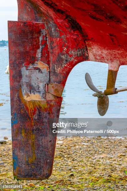 detail of a rusty hull of an abandoned boat beach near shoreline,la landriais,france - abstrait stock-fotos und bilder