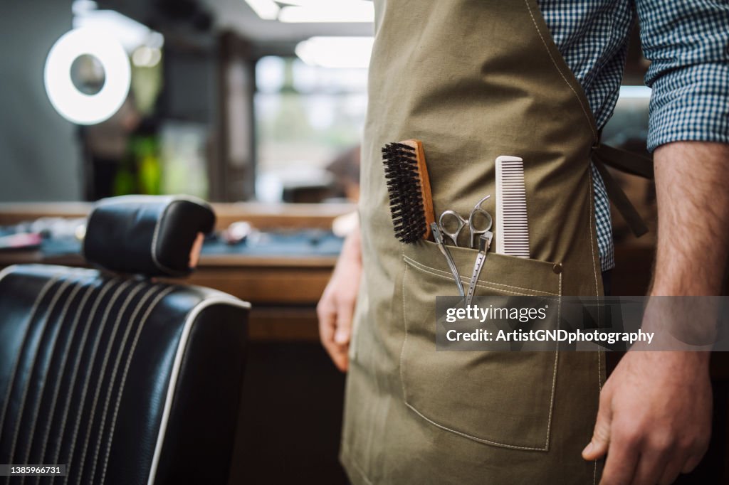 Nahaufnahme einer unkenntlichen Friseurschürze.