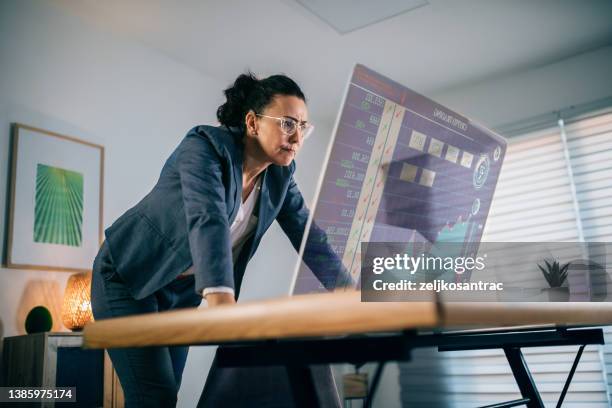 stressed businesswoman feeling desperate on crisis crypto market - overdracht business mensen stockfoto's en -beelden