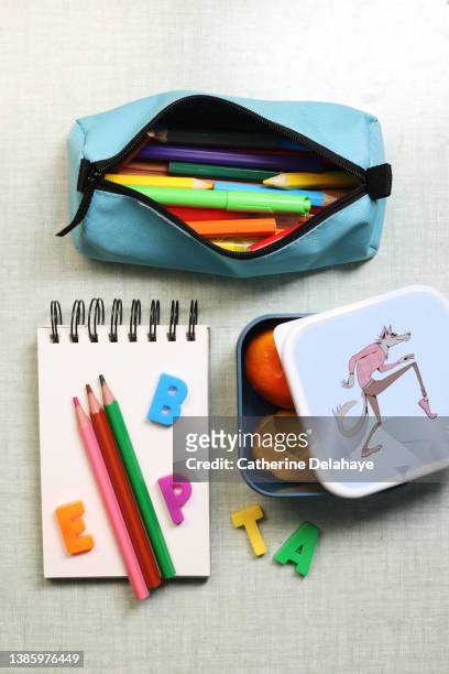 still life image of school child taking his snack on his desk - trousse d'écolier photos et images de collection