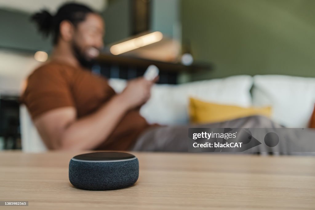 Intelligenter Lautsprecher auf dem Tisch im Wohnzimmer.