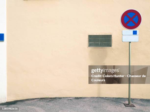 no parking sign on a sidewalk and in front of an empty wall in evian-les-bains - pole foto e immagini stock