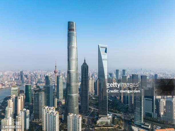 aerial view of downtown shanghai - torre jin mao fotografías e imágenes de stock