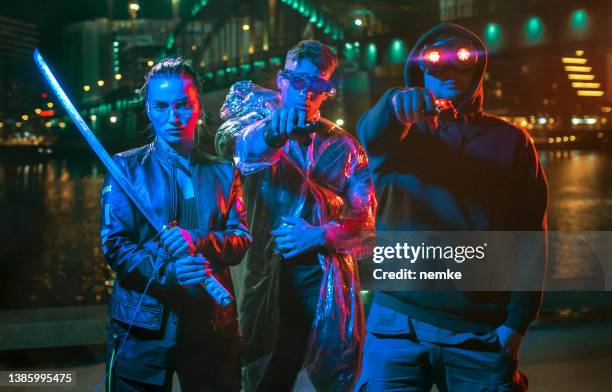 pandilla enmascarada de jóvenes en la ciudad cyberpunk - extremismo fotografías e imágenes de stock