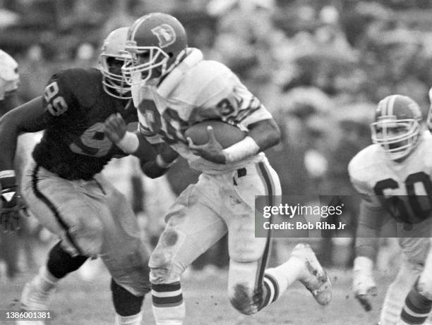 Broncos running back Steve Sewell during game action of Los Angeles Raiders vs Denver Broncos, November 24, 1985 in Los Angeles, California.