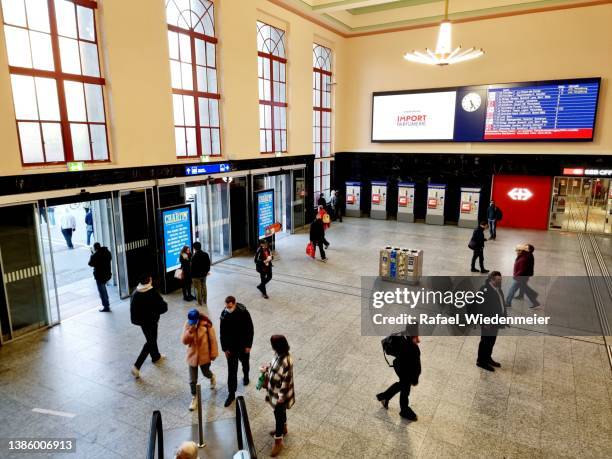 biel/bienne stazione ferroviaria all'interno - biel foto e immagini stock