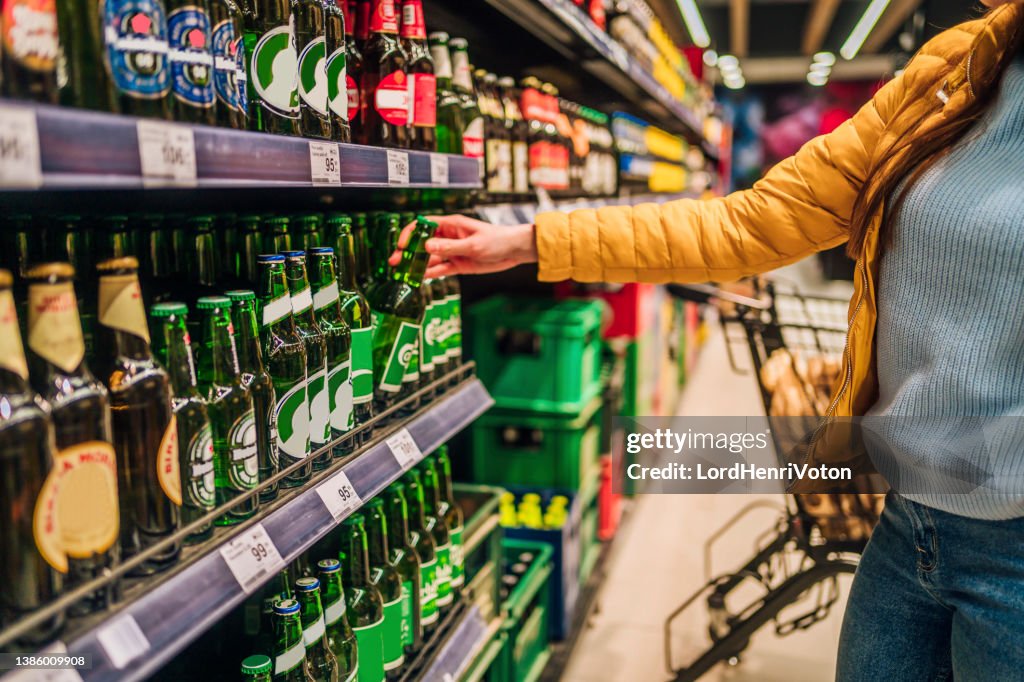 Kunde, der Bier im Spirituosengeschäft kauft