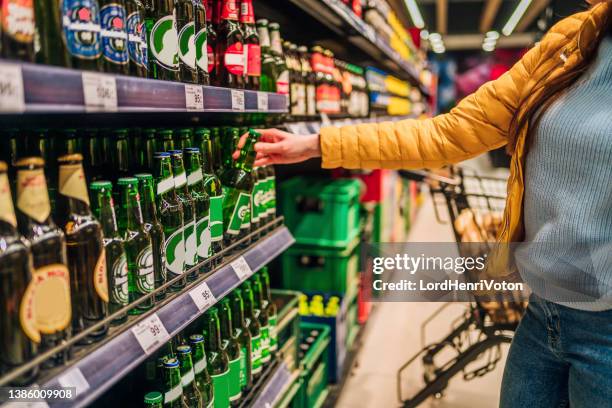 customer buying beer in liquor store - bebida alcoólica imagens e fotografias de stock