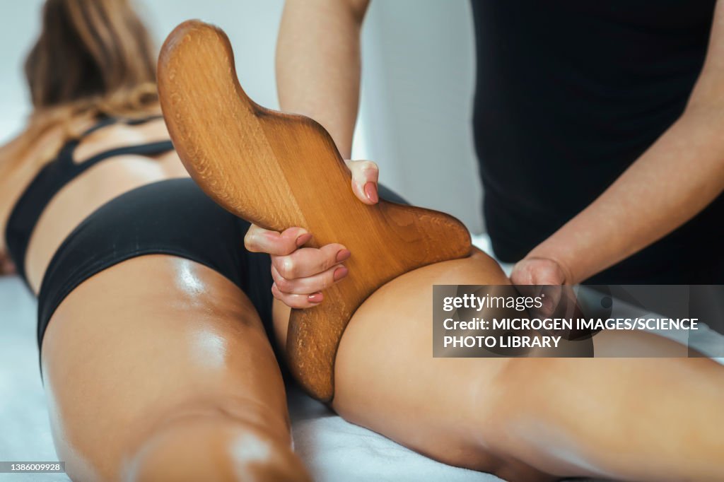 Anti-cellulite maderotherapy massage