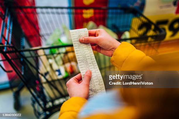 überprüfung der rechnung - shopping stock-fotos und bilder
