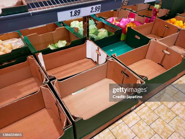 empty shelves - supermarket shelf stock-fotos und bilder