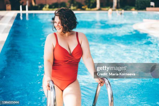 beautiful curvy woman in swimwear. - dicke frauen am strand stock-fotos und bilder