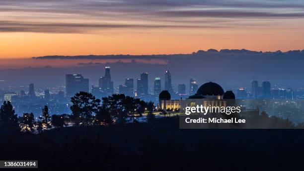 sunrise view of griffith observatory and downtown los angeles - hollywood hills los angeles stockfoto's en -beelden