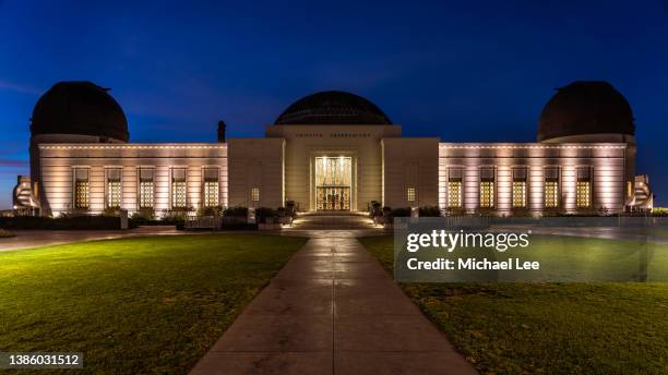 early morning view of griffith observatory in los angeles, california - hollywood hills los angeles stockfoto's en -beelden