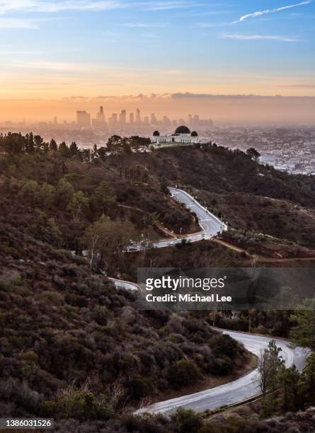 sunrise view of griffith observatory and downtown los angeles - los angeles mountains stockfoto's en -beelden