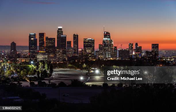 high angle twilight view of downtown los angeles skyline - la night stockfoto's en -beelden