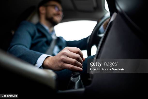 businessman driving his car - gear shift stockfoto's en -beelden