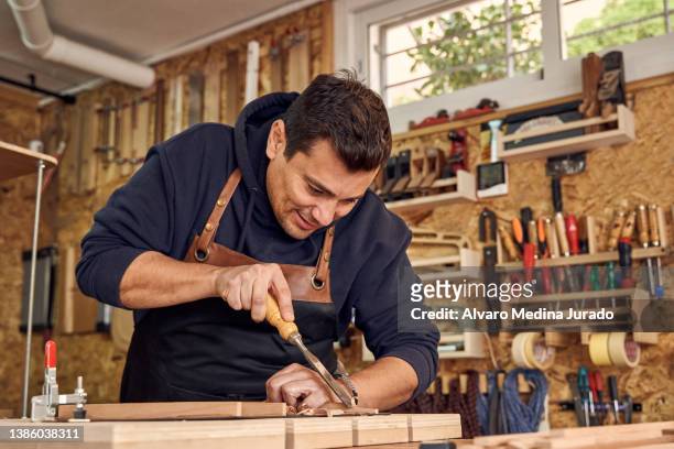 master processing wood with chisel - chisel fotografías e imágenes de stock