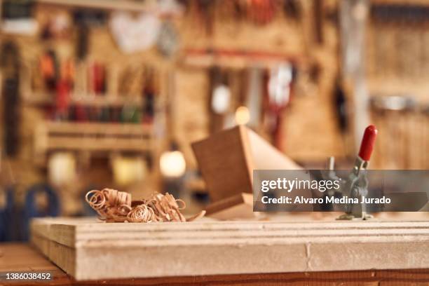 lumber shaving on workbench in workshop - workbench stock-fotos und bilder