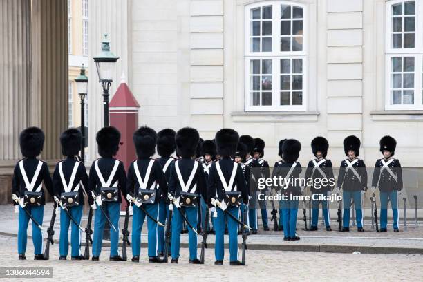 zeremonie der wachablösung im schloss amalienborg - amalienborg palace stock-fotos und bilder