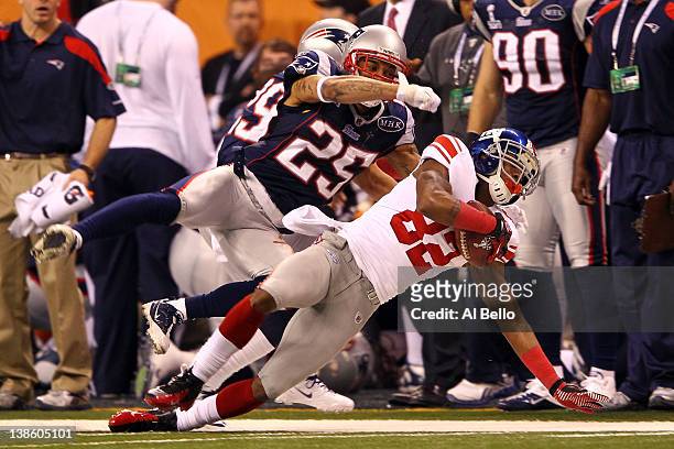Wide receiver Mario Manningham of the New York Giants catches a 38-yard pass from Eli Manning over Patrick Chung and Sterling Moore of the New...