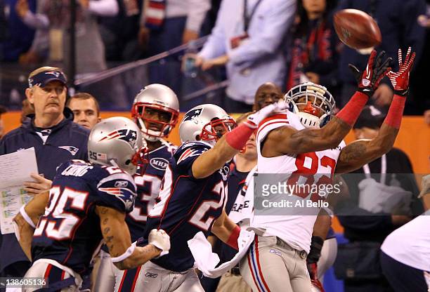 Wide receiver Mario Manningham of the New York Giants catches a 38-yard pass from Eli Manning over Patrick Chung and Sterling Moore of the New...