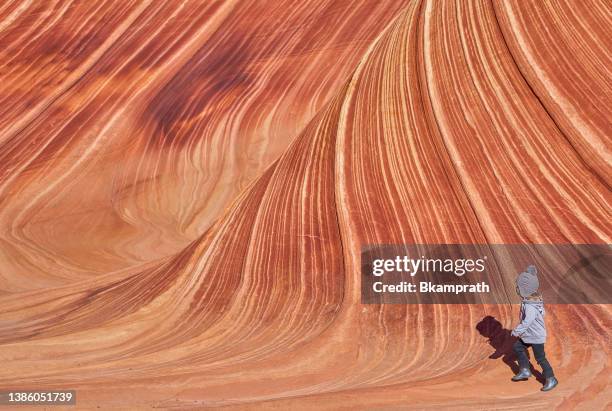 niña pequeña explorando la famosa ola de coyote buttes north en el paria canyon-vermilion cliffs wilderness de la meseta de colorado en el sur de utah y el norte de arizona ee. uu. - coyote girls fotografías e imágenes de stock