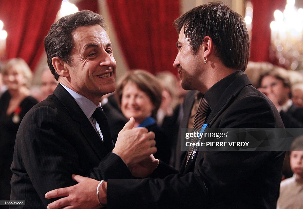 French President Nicolas Sarkozy (L) con