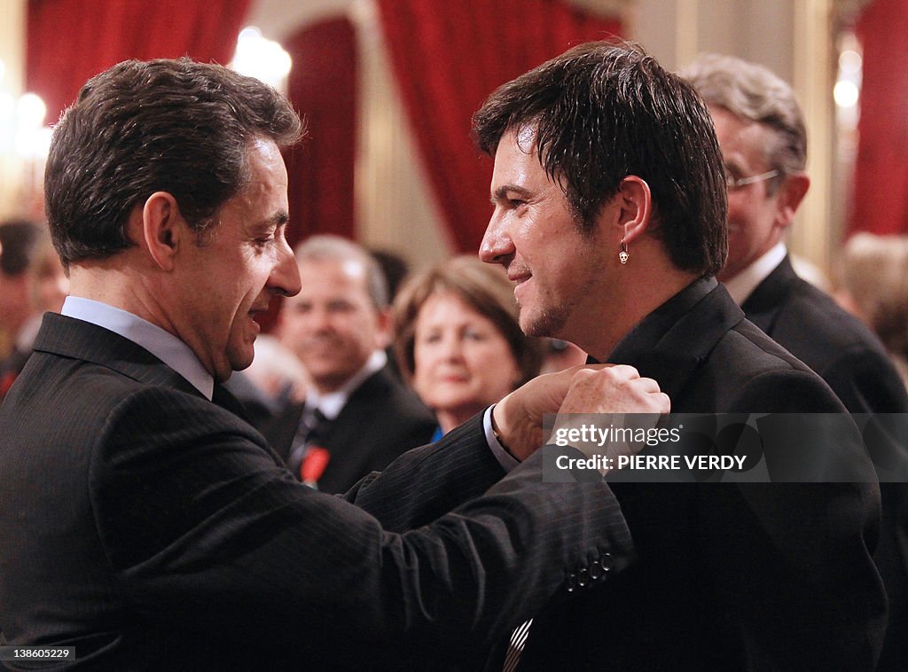French President Nicolas Sarkozy (L) awa