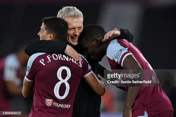 David Moyes celebrates Pablo Fornals and Kurt Zouma of West Ham United after their sides victory during the UEFA Europa League Round of 16 Leg Two...