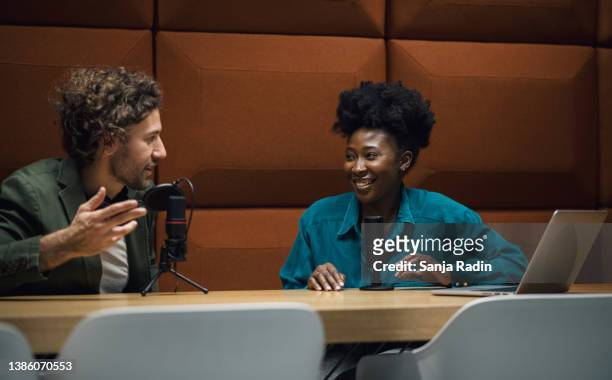 zwei junge moderatoren kommentieren die neuesten wirtschaftsnachrichten - african american interview stock-fotos und bilder